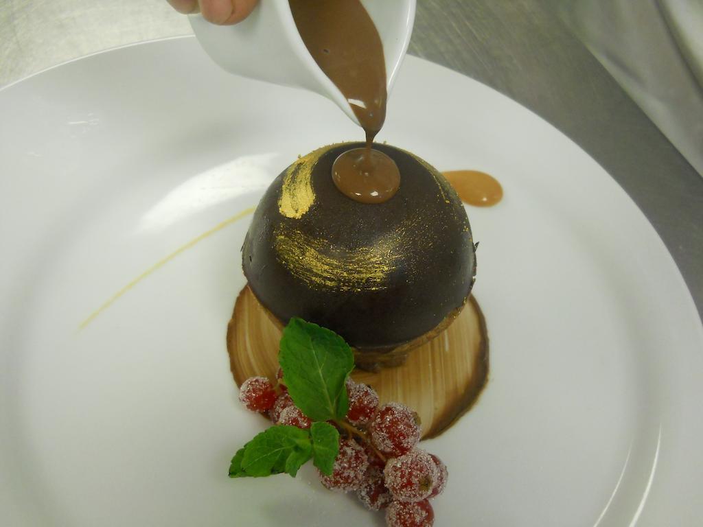 Logis Hotels Restaurants- Villa Des Bordes Cléry-Saint-André Buitenkant foto
